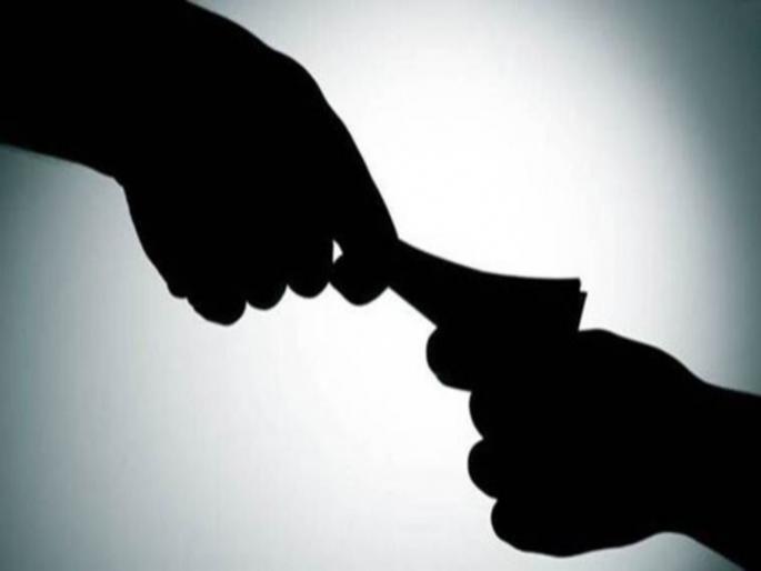 Vashim demanded bribes for medical bills Office superintendent jailed | मेडीकल बिलासाठी लाच मागितली; कार्यालयीन अधीक्षक जेरबंद! Vashim demanded bribes for medical bills Office superintendent jailed | मेडीकल बिलासाठी लाच मागितली; कार्यालयीन अधीक्षक जेरबंद!