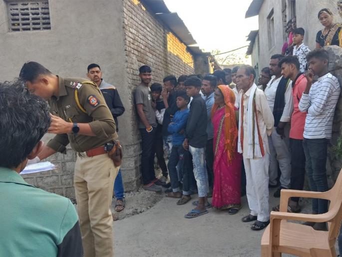 First he killed his father, then he sat near the body until the police arrived; villagers were shocked | आधी बापाची हत्या केली, नंतर पोलीस येईपर्यंत मृतदेहाजवळ राहिला बसून; ग्रामस्थ हादरले First he killed his father, then he sat near the body until the police arrived; villagers were shocked | आधी बापाची हत्या केली, नंतर पोलीस येईपर्यंत मृतदेहाजवळ राहिला बसून; ग्रामस्थ हादरले