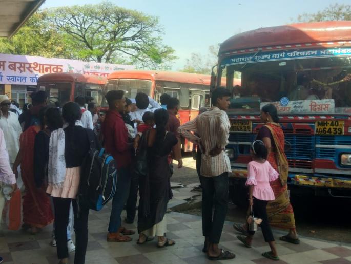 due to agitation in marathwada buses from washim to hingoli closed | मराठवाड्यात आंदोलन; वाशिमतून हिंगोलीकडे जाणाऱ्या बस बंद due to agitation in marathwada buses from washim to hingoli closed | मराठवाड्यात आंदोलन; वाशिमतून हिंगोलीकडे जाणाऱ्या बस बंद