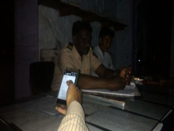 Video: Shirpur police do work on loads of work on mobile torch! Turn off the generator for four years | Video: भारनियमन काळात शिरपूरचे पोलीस करतात ‘मोबाइल टॉर्च’वर काम! चार वर्षांपासून जनरेटर बंद Video: Shirpur police do work on loads of work on mobile torch! Turn off the generator for four years | Video: भारनियमन काळात शिरपूरचे पोलीस करतात ‘मोबाइल टॉर्च’वर काम! चार वर्षांपासून जनरेटर बंद