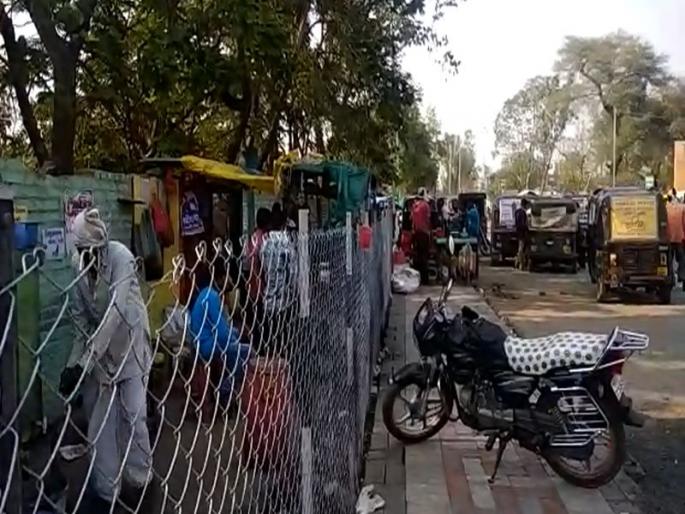 In encroachment on the road fence in Washim | वाशिममध्ये रस्त्यालगतच्या तारेच्या कुंपणातही अतिक्रमण