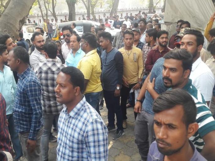 fighting at Raghulila Mall in Vashi | वाशीतल्या रघुलीला मॉलमध्ये हाणामारी fighting at Raghulila Mall in Vashi | वाशीतल्या रघुलीला मॉलमध्ये हाणामारी