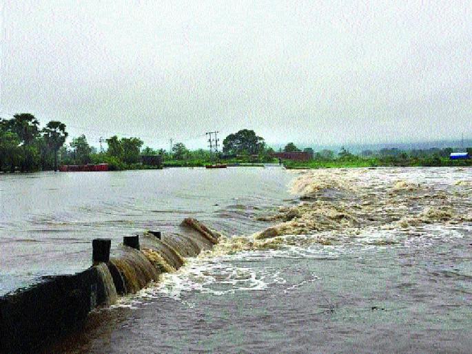 Mumbai-Ahmedabad highway under water, many villages have lost contact | मुंबई-अहमदाबाद महामार्ग पाण्याखाली, अनेक गावांचा संपर्क तुटला' Mumbai-Ahmedabad highway under water, many villages have lost contact | मुंबई-अहमदाबाद महामार्ग पाण्याखाली, अनेक गावांचा संपर्क तुटला'