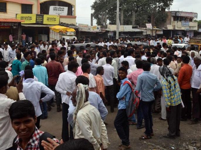 Due to an unbelief resolution on the market committee's chairmanship, | बाजार समितीच्या सभापतींवरील अविश्वास ठरावामुळे वसमतमध्ये राडा Due to an unbelief resolution on the market committee's chairmanship, | बाजार समितीच्या सभापतींवरील अविश्वास ठरावामुळे वसमतमध्ये राडा