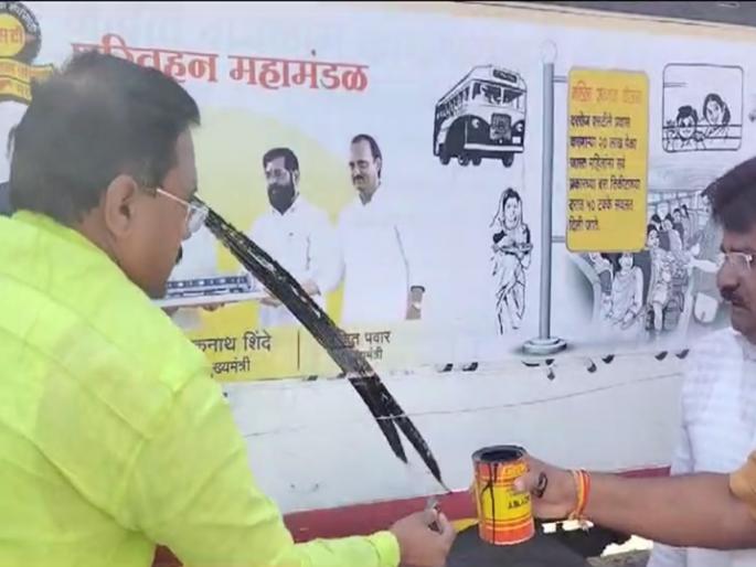 Govt advertisement on bus blacked out; Maratha protestors aggressive in Vasmat Agar | बसवरील सरकारच्या जाहिरातीला फासले काळे; वसमत आगारात मराठा आंदोलक आक्रमक Govt advertisement on bus blacked out; Maratha protestors aggressive in Vasmat Agar | बसवरील सरकारच्या जाहिरातीला फासले काळे; वसमत आगारात मराठा आंदोलक आक्रमक