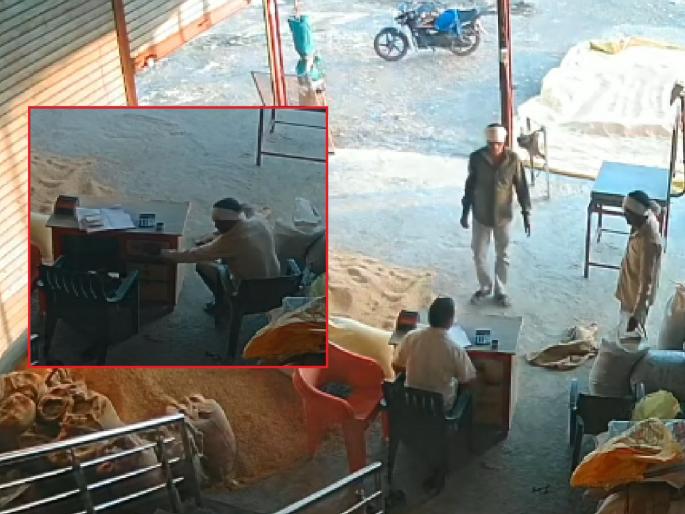 Hingoli: Came pretending to be a customer and stole 1 lakh 70 thousand in cash from the shop! | Hingoli: ग्राहक बनून आले अन् आडत दुकानातून १ लाख ७० हजारांची रोकड पळवली! Hingoli: Came pretending to be a customer and stole 1 lakh 70 thousand in cash from the shop! | Hingoli: ग्राहक बनून आले अन् आडत दुकानातून १ लाख ७० हजारांची रोकड पळवली!