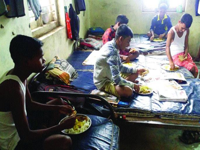 3 crores received for hostels; Food and breakfast, uninterrupted, self-help groups left | वसतीगृहांना मिळाले ३ कोटी; भोजन, नाश्ता मिळणार अखंडीत, बचतगटांनी सोडला नि:श्वास 3 crores received for hostels; Food and breakfast, uninterrupted, self-help groups left | वसतीगृहांना मिळाले ३ कोटी; भोजन, नाश्ता मिळणार अखंडीत, बचतगटांनी सोडला नि:श्वास