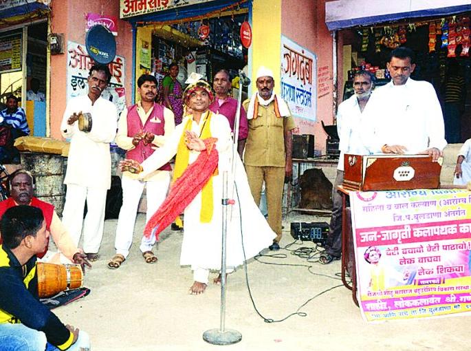 In the Buldhana district, Vasudev making 'Lake vachva, Lake Shikwa''s advertisment! | बुलडाणा जिल्हय़ात वासुदेव करतोय ‘लेक वाचवा, लेक शिकवा’चा जागर! In the Buldhana district, Vasudev making 'Lake vachva, Lake Shikwa''s advertisment! | बुलडाणा जिल्हय़ात वासुदेव करतोय ‘लेक वाचवा, लेक शिकवा’चा जागर!
