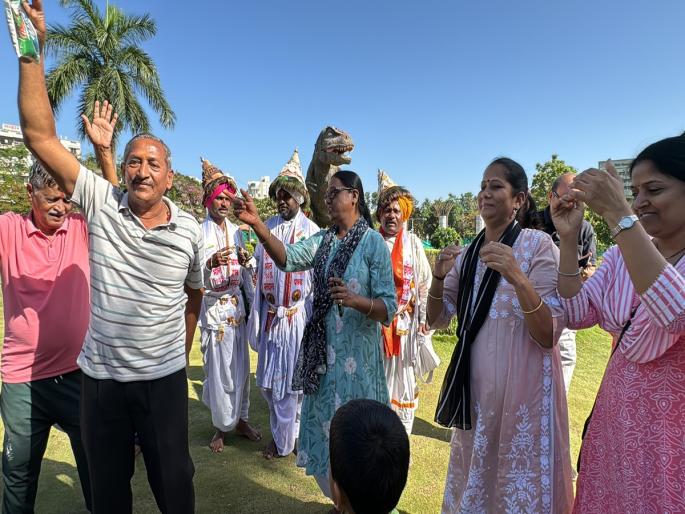 Vasudev kartahe polling jagar; Activities of Pimpri-Chinchwad by Natya Parishad | Pimpri Chinchwad: वासुदेव करताहेत मतदानाचा जागर; नाट्य परिषदतर्फे पिंपरी-चिंचवडचा उपक्रम Vasudev kartahe polling jagar; Activities of Pimpri-Chinchwad by Natya Parishad | Pimpri Chinchwad: वासुदेव करताहेत मतदानाचा जागर; नाट्य परिषदतर्फे पिंपरी-चिंचवडचा उपक्रम