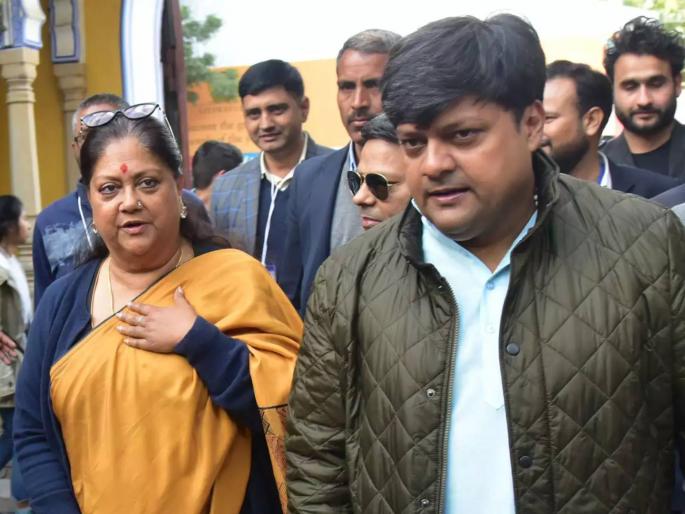 Vasundhara Raje's son kept MLAs in resort BJP MLA's father alleges | 'वसुंधरा राजे यांच्या मुलाने आमदारांना रिसॉर्टमध्ये ठेवले', भाजप आमदाराच्या वडिलांचा आरोप Vasundhara Raje's son kept MLAs in resort BJP MLA's father alleges | 'वसुंधरा राजे यांच्या मुलाने आमदारांना रिसॉर्टमध्ये ठेवले', भाजप आमदाराच्या वडिलांचा आरोप