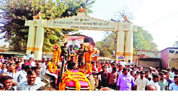 Shardu Nayana's last message to Sudhadar Narayan Thombre; Archbishop of Kartrol | सुभेदार नारायण ठोंबरे यांना साश्रू नयनांनी अखेरचा निरोप- वाठार किरोलीत अंत्यसंस्कार Shardu Nayana's last message to Sudhadar Narayan Thombre; Archbishop of Kartrol | सुभेदार नारायण ठोंबरे यांना साश्रू नयनांनी अखेरचा निरोप- वाठार किरोलीत अंत्यसंस्कार