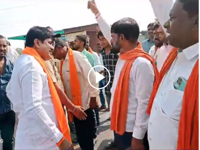 The convoy of MLA Ravindra Vaikar, who was going to the meeting, was stopped by Sakal Maratha Samaj brothers | मेळाव्यासाठी जाणाऱ्या आमदार रवींद्र वायकरांचा ताफा सकल मराठा समाज बांधवांनी अडवला The convoy of MLA Ravindra Vaikar, who was going to the meeting, was stopped by Sakal Maratha Samaj brothers | मेळाव्यासाठी जाणाऱ्या आमदार रवींद्र वायकरांचा ताफा सकल मराठा समाज बांधवांनी अडवला