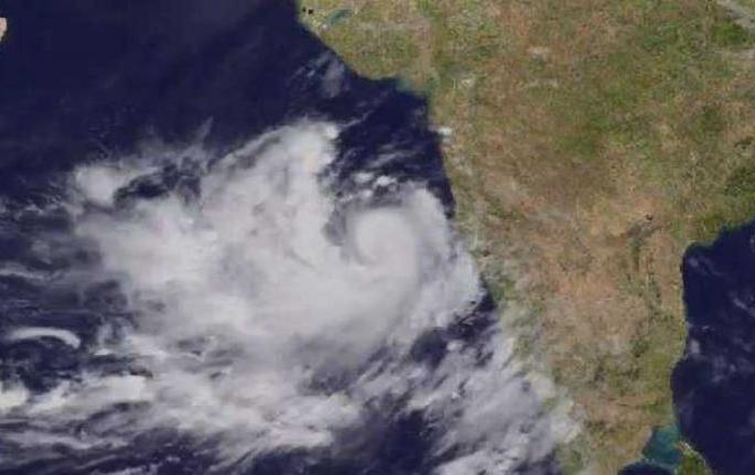 Due to 'Vayu' cyclone monsoon deferred | ‘वायु’ चक्रीवादळाने मान्सून लांबणीवर Due to 'Vayu' cyclone monsoon deferred | ‘वायु’ चक्रीवादळाने मान्सून लांबणीवर