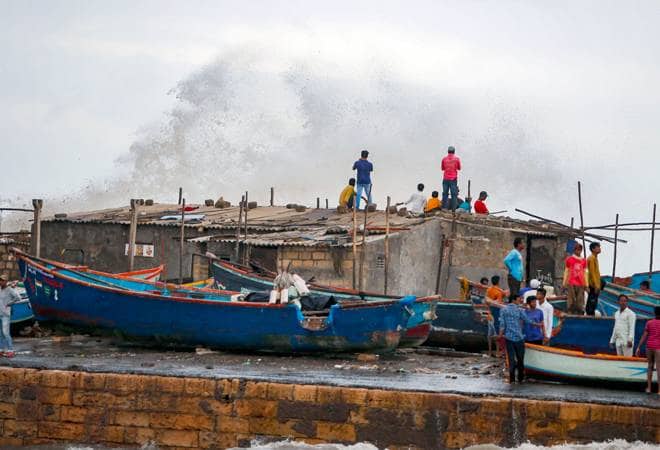 Cyclone Vayu Update: Shocking! one and a half year old boy flew in Strom | Cyclone Vayu Update : धक्कादायक ! पाळण्यासह दीड वर्षांचा मुलगा वादळात उडाला Cyclone Vayu Update: Shocking! one and a half year old boy flew in Strom | Cyclone Vayu Update : धक्कादायक ! पाळण्यासह दीड वर्षांचा मुलगा वादळात उडाला