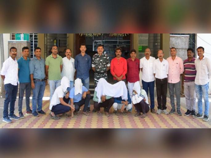 Shattered dream of becoming a policeman, shackles in the hands of five people | पोलिस होण्याचे भंगले स्वप्न, पाच जणांच्या हाती बेड्या Shattered dream of becoming a policeman, shackles in the hands of five people | पोलिस होण्याचे भंगले स्वप्न, पाच जणांच्या हाती बेड्या