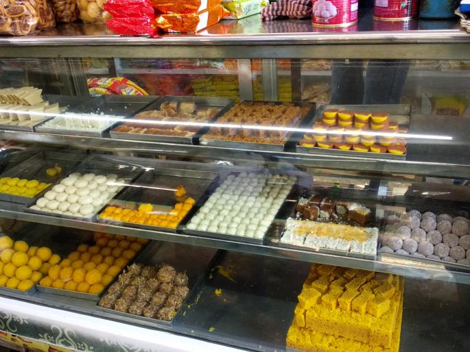 Sweet sellers to compulsorily display ‘best before’ date from October 1 | मिठाई दुकानांनी नियम बसवला धाब्यावर तर काहींनी केलं नियमांचं पालन Sweet sellers to compulsorily display ‘best before’ date from October 1 | मिठाई दुकानांनी नियम बसवला धाब्यावर तर काहींनी केलं नियमांचं पालन