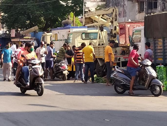 The order of the municipality does not make sense; Vegetable sale at the square instead of on the field | पालिकेच्या आदेशालाच भाव नाही; मैदानाएवजी चौकात भाजी विक्री  The order of the municipality does not make sense; Vegetable sale at the square instead of on the field | पालिकेच्या आदेशालाच भाव नाही; मैदानाएवजी चौकात भाजी विक्री