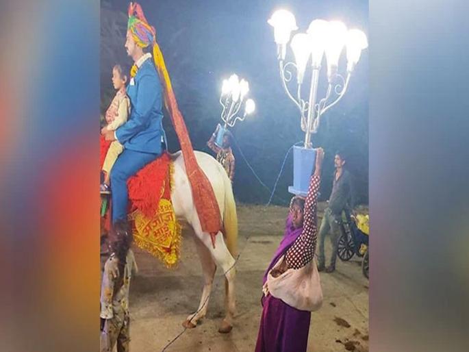 Mauli was holding Chimukalya in her arms and holding a light on her head; Seeing the photo, the businessman said .... | चिमुकल्याला कुशीत घेत डोक्यावर लाईट पकडून चालत होती माऊली; फोटो पाहून उद्योगपती म्हणाले.... Mauli was holding Chimukalya in her arms and holding a light on her head; Seeing the photo, the businessman said .... | चिमुकल्याला कुशीत घेत डोक्यावर लाईट पकडून चालत होती माऊली; फोटो पाहून उद्योगपती म्हणाले....