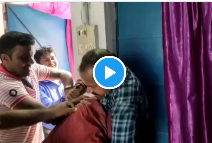 Video champaran when two teachers started sparring in front of beo to become headmaster | Video - मीच होणार मुख्याध्यापक! शिक्षणाधिकाऱ्यांसमोरच दोन शिक्षकांमध्ये जोरदार राडा; तुफान हाणामारी Video champaran when two teachers started sparring in front of beo to become headmaster | Video - मीच होणार मुख्याध्यापक! शिक्षणाधिकाऱ्यांसमोरच दोन शिक्षकांमध्ये जोरदार राडा; तुफान हाणामारी