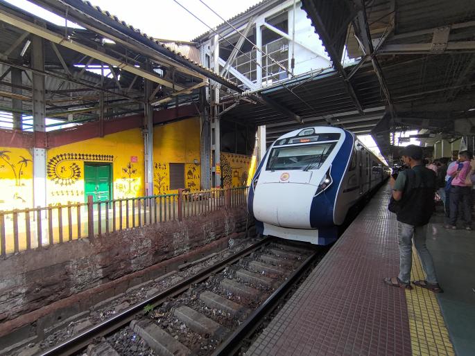 diwali special trains impacted vande bharat express train | दिवाळी विशेष रेल्वे गाड्यांमुळे बसला ‘वंदे भारत’ला फटका