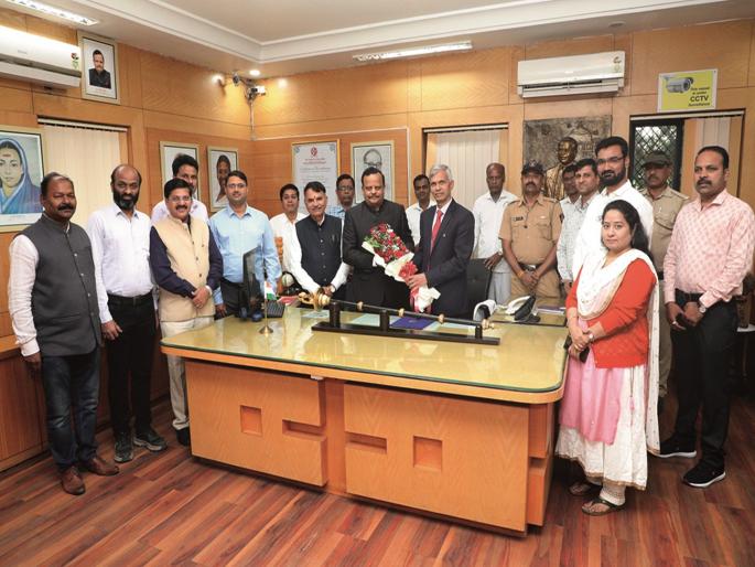 ...and tears welled up in the eyes of vice-chancellor Pramod Yevle on his last day at BAMU | ऋणानुबंध जुळले, आता जावं लागतंय; मावळते कुलगुरू प्रमोद येवलेंच्या डोळ्यात तरळले अश्रू ...and tears welled up in the eyes of vice-chancellor Pramod Yevle on his last day at BAMU | ऋणानुबंध जुळले, आता जावं लागतंय; मावळते कुलगुरू प्रमोद येवलेंच्या डोळ्यात तरळले अश्रू