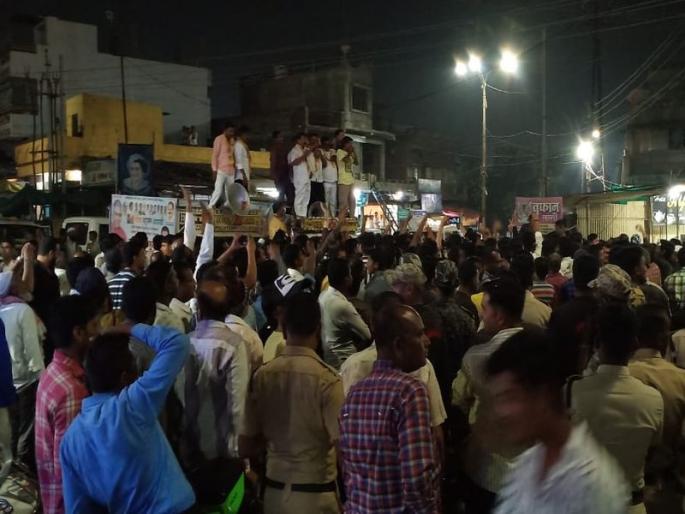 Tension at Yavatmal's Kalmb Chowk due to bjp and vanchit bahujan aghadi candidate in fron | यवतमाळच्या कळंब चौकात तणाव, भाजप अन् वंचितचे उमेदवार आमने-सामने Tension at Yavatmal's Kalmb Chowk due to bjp and vanchit bahujan aghadi candidate in fron | यवतमाळच्या कळंब चौकात तणाव, भाजप अन् वंचितचे उमेदवार आमने-सामने