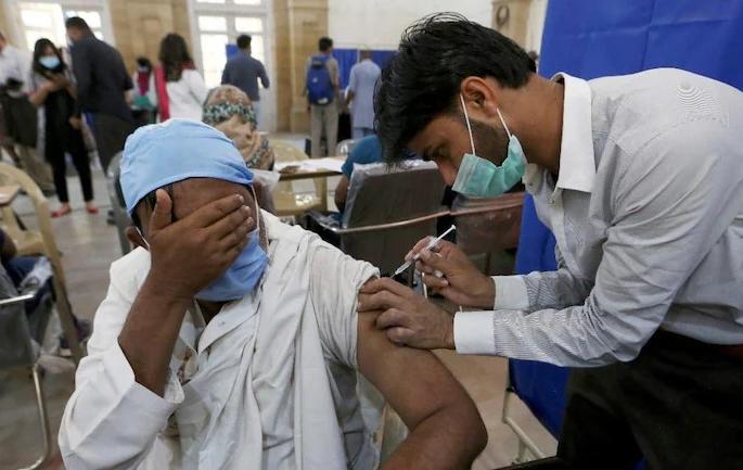 Awesome! About 25 per cent of the beneficiaries are from outside Mumbai | अहाे आश्चर्यम! लस घेणाऱ्यांपैकी 25 टक्के लाभार्थी मुंबईबाहेरील