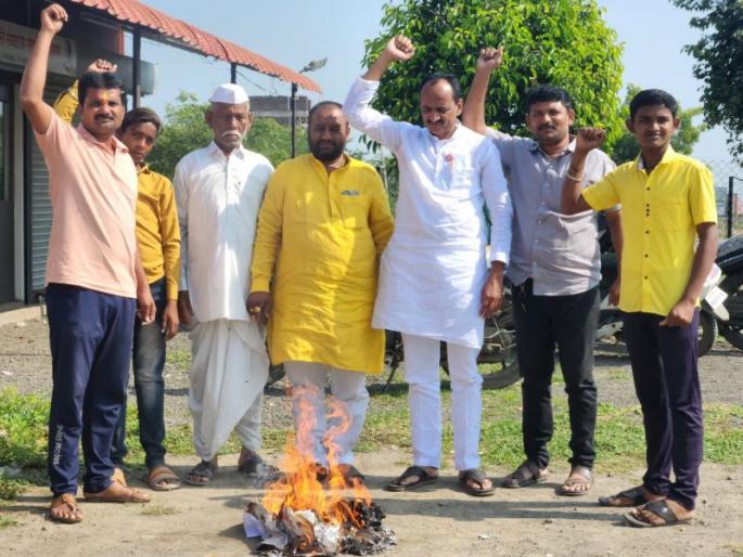 Self-esteem opposition to ban on ethanol production from sugarcane; Holi of Ordinance in Mangalvedha | ऊसापासून इथेनॉलनिर्मिती बंदीला स्वाभिमानीचा विरोध; मंगळवेढ्यात अध्यादेशाची केली होळी Self-esteem opposition to ban on ethanol production from sugarcane; Holi of Ordinance in Mangalvedha | ऊसापासून इथेनॉलनिर्मिती बंदीला स्वाभिमानीचा विरोध; मंगळवेढ्यात अध्यादेशाची केली होळी