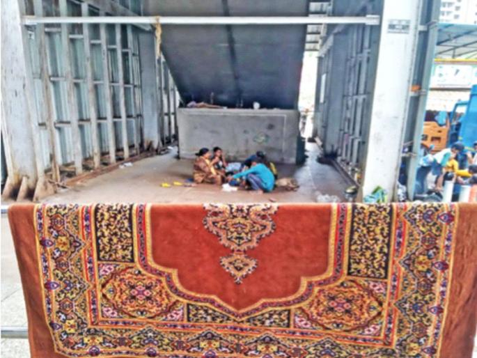 Gardullas staged Uchchad in Borivali station | बोरीवली स्थानकामध्ये गर्दुल्ल्यांनी मांडला उच्छाद Gardullas staged Uchchad in Borivali station | बोरीवली स्थानकामध्ये गर्दुल्ल्यांनी मांडला उच्छाद