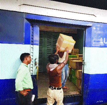 Action on passengers carrying free luggage | फुकट लगेज नेणाऱ्या प्रवाशांवर कारवाई Action on passengers carrying free luggage | फुकट लगेज नेणाऱ्या प्रवाशांवर कारवाई