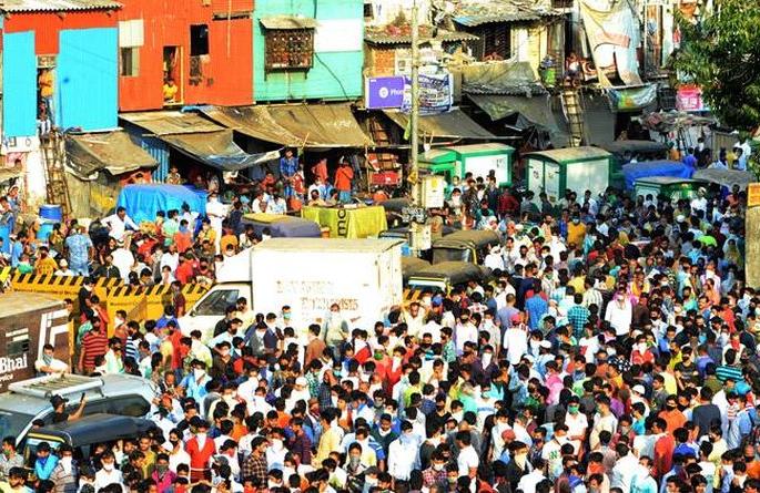 All the leaders of the party are sweating with the band of laborers in Bandra | वांद्रेतील मजुरांच्या झुंडीने फुटला सर्व पक्षांच्या नेत्यांना घाम