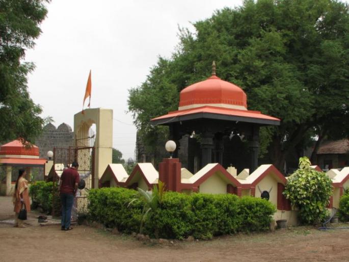Helicopter to be held on Shambhu's samadhi | शंभूराजांच्या समाधीवर हेलिकॉप्टरने होणार पुष्पवृष्टी Helicopter to be held on Shambhu's samadhi | शंभूराजांच्या समाधीवर हेलिकॉप्टरने होणार पुष्पवृष्टी