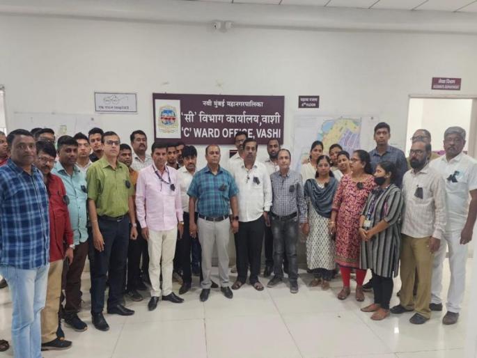 Officers united against the tyranny of politicians; Black ribbon protest | राजकारण्यांच्या झुंडशाहीविरोधात अधिकारी कर्मचारी एकवटले; काळ्या फित लावून निषेध Officers united against the tyranny of politicians; Black ribbon protest | राजकारण्यांच्या झुंडशाहीविरोधात अधिकारी कर्मचारी एकवटले; काळ्या फित लावून निषेध