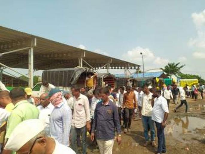 In Nashik district, the price of onion is Rs. 2401 for Vinchoor; Eight days later onion auction in the sub market | नाशिक जिल्ह्यात विंचूरला कांद्याला २४०१ रुपये भाव; आठ दिवसांनंतर उपबाजारात कांदा लिलाव In Nashik district, the price of onion is Rs. 2401 for Vinchoor; Eight days later onion auction in the sub market | नाशिक जिल्ह्यात विंचूरला कांद्याला २४०१ रुपये भाव; आठ दिवसांनंतर उपबाजारात कांदा लिलाव