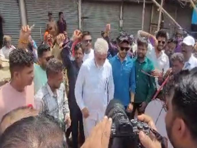 Drums played by the Shinde group in Nashik; Guardian Minister Dada Bhuse presented three steps | नाशिकमध्ये शिंदे गटाने वाजवले ढोल; पालकमंत्री दादा भुसेंनी सादर केले तीन पावली नृत्य