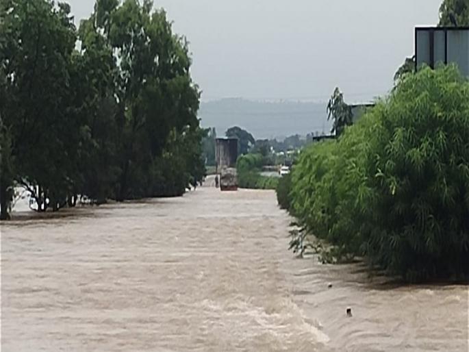 5 feet water of Vedganga river on Pune-Bangalore National Highway | पुणे-बंगळूर राष्ट्रीय महामार्गावर वेदगंगा नदीचे 5 फूट पाणी, वाहतुक खोळंबली 5 feet water of Vedganga river on Pune-Bangalore National Highway | पुणे-बंगळूर राष्ट्रीय महामार्गावर वेदगंगा नदीचे 5 फूट पाणी, वाहतुक खोळंबली