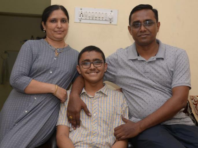 Luck has taken away the light, his work hard has been found the way of light | नशिबाने प्रकाश हिरावला, त्याच्या मेहनतीने प्रकाशवाट गवसली Luck has taken away the light, his work hard has been found the way of light | नशिबाने प्रकाश हिरावला, त्याच्या मेहनतीने प्रकाशवाट गवसली