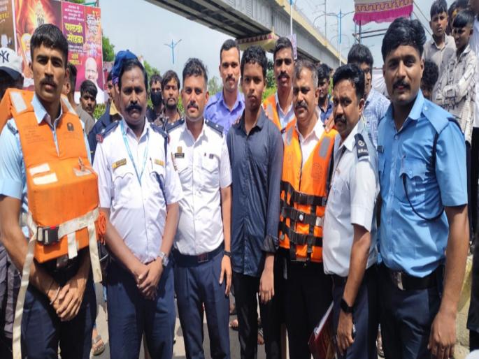 Pimpri A 16-year-old boy fell into the riverbed from the bridge over the Mula River while performing a stunt for a photo | फोटोसाठी स्टंट केला, १६ वर्षांचा वेदांत नदीत पडला अन्...; दापोडी येथील घटना