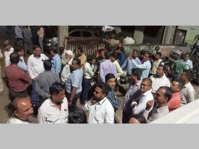 Gondia - MLA vinod agrawal slapped Mahadistribution Engineer in his office | आमदारांनी वीज अभियंत्याच्या कानशिलात लगावली; कार्यालयात तणाव Gondia - MLA vinod agrawal slapped Mahadistribution Engineer in his office | आमदारांनी वीज अभियंत्याच्या कानशिलात लगावली; कार्यालयात तणाव