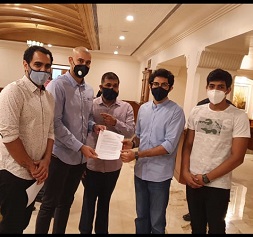 Start swimming pool with grounds Virdhawal met Aditya Thackeray and demanded | मैदानांसह जलतरण तलाव सुरू करा : वीरधवलने केली मागणी Start swimming pool with grounds Virdhawal met Aditya Thackeray and demanded | मैदानांसह जलतरण तलाव सुरू करा : वीरधवलने केली मागणी