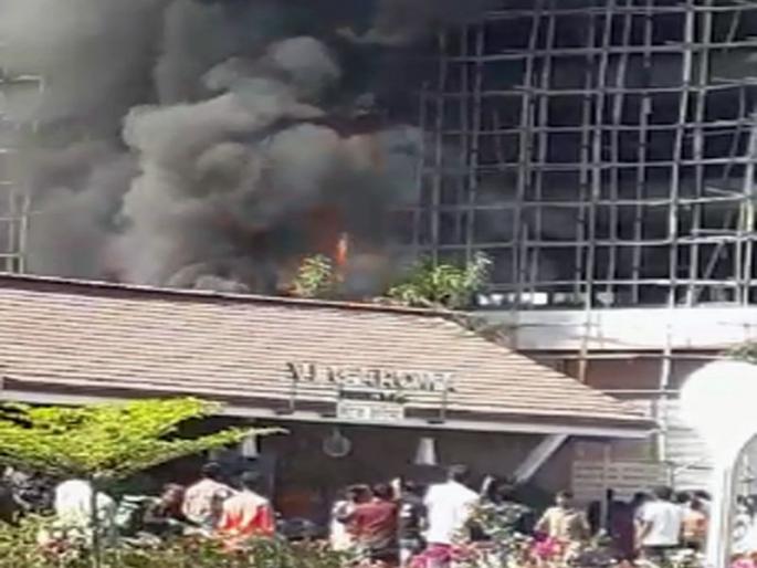 Sudden fire in the premises of 'Vege Aroma' | 'व्हेज ऍरोमा'च्या आवारात अचानक आग Sudden fire in the premises of 'Vege Aroma' | 'व्हेज ऍरोमा'च्या आवारात अचानक आग