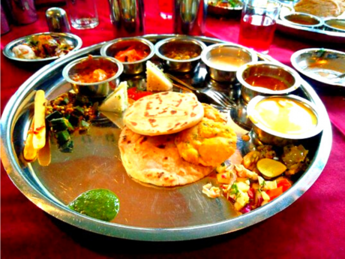 One plate per plate free The woman lost as much as 1 lakh due to the lure of the offer | एका थाळीवर एक थाळी फ्री; ऑफरच्या मोहापायी महिलेने गमावले तब्बल १ लाख