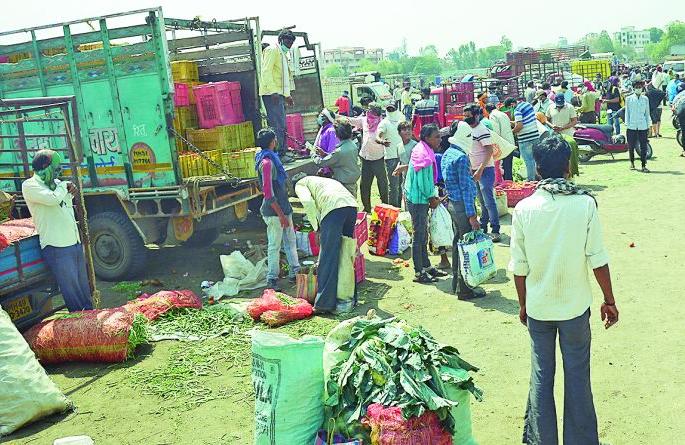Farmers' orders to sell direct in Nagpur | नागपुरात थेट विक्रीच्या आदेशाचा शेतकऱ्यांना फटका Farmers' orders to sell direct in Nagpur | नागपुरात थेट विक्रीच्या आदेशाचा शेतकऱ्यांना फटका