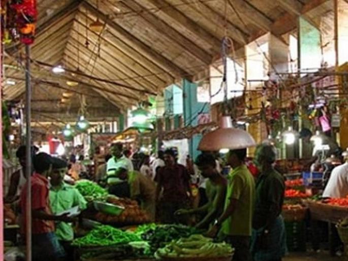 Consumers turn their backs on vegetables, fruits; Rains cause large quantities of vegetables to rot in APMC markets! | पावसामुळे भाजीपाला, फळांकडे ग्राहकांनी फिरविली पाठ; APMC बाजारात बराच भाजीपाला सडला... Consumers turn their backs on vegetables, fruits; Rains cause large quantities of vegetables to rot in APMC markets! | पावसामुळे भाजीपाला, फळांकडे ग्राहकांनी फिरविली पाठ; APMC बाजारात बराच भाजीपाला सडला...