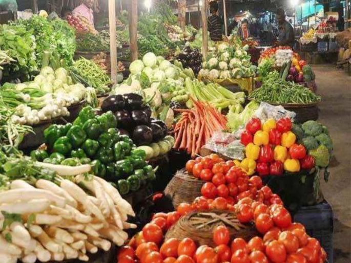 The crowd was lashed in the vegetable market in Pimpri Chinchwad | पिंपरी चिंचवड शहरातील भाजी मंडईत उसळली गर्दी; पोलिसांचा सौम्य लाठीमार