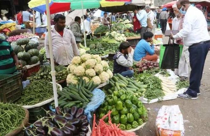 A big drop in vegetable prices; Hit producers | भाजीपाल्याच्या दरात मोठी घसरण; उत्पादकांना फटका A big drop in vegetable prices; Hit producers | भाजीपाल्याच्या दरात मोठी घसरण; उत्पादकांना फटका