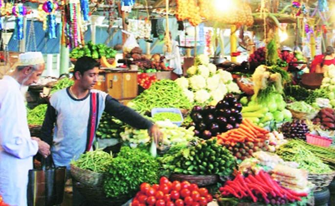 Due to rains in vegetable waste prices of vegetables in retail market increased | पावसामुळे भाजीपाला कचऱ्यात, किरकोळ मार्केटमध्ये भाजीपाल्याचे दर वाढले