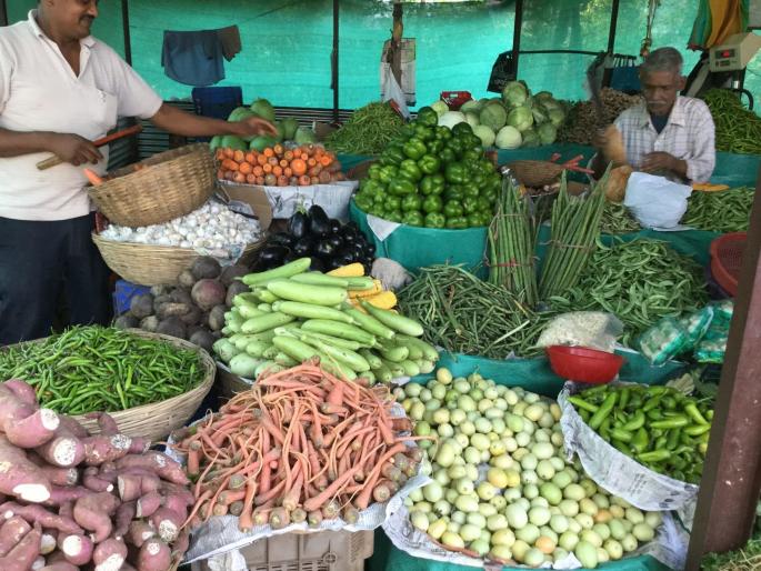 Vegetables exceeded a hundred, the result of the rains | भाजीपाल्याने ओलांडली शंभरी, पावसामुळे परिणाम