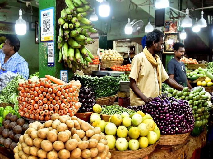 Due to rains, vegetables became expensive; common man's budget collapsed | पावसामुळे भाजीपाला महागला; सर्वसामान्यांचे बजेट कोलमडले Due to rains, vegetables became expensive; common man's budget collapsed | पावसामुळे भाजीपाला महागला; सर्वसामान्यांचे बजेट कोलमडले
