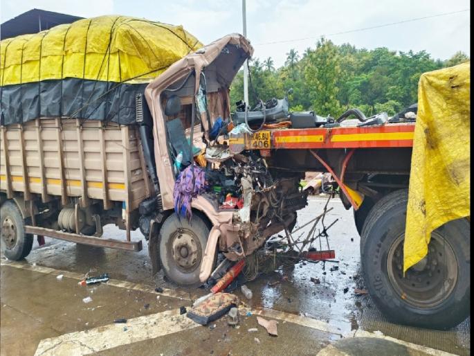 Trailer hits Eicher Tempo from behind, two youths from Vengurla die on the spot | ट्रेलरला आयशर टेम्पोची पाठिमागून धडक, वेंगुर्ल्याच्या दोन तरुणांचा जागीच मृत्यू Trailer hits Eicher Tempo from behind, two youths from Vengurla die on the spot | ट्रेलरला आयशर टेम्पोची पाठिमागून धडक, वेंगुर्ल्याच्या दोन तरुणांचा जागीच मृत्यू
